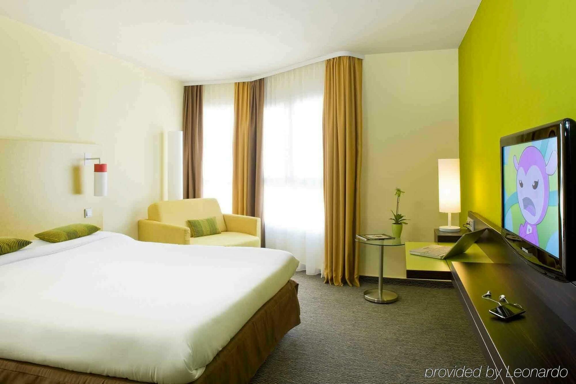 Ibis Styles Nice Centre Port Esterno foto